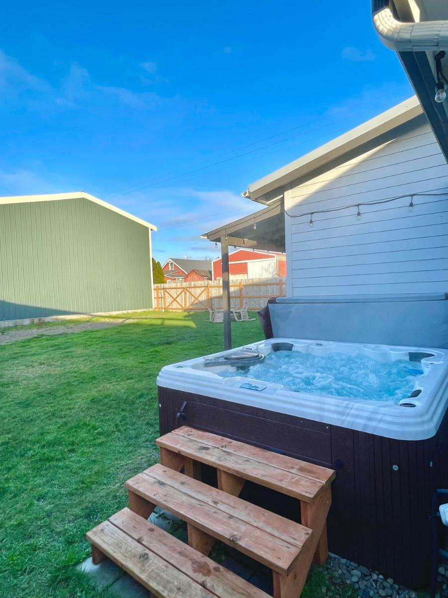 Waddle on Inn- Hot Tub, Pet Friendly, Fully Fenced, 5 Blocks to Beach! - Housity