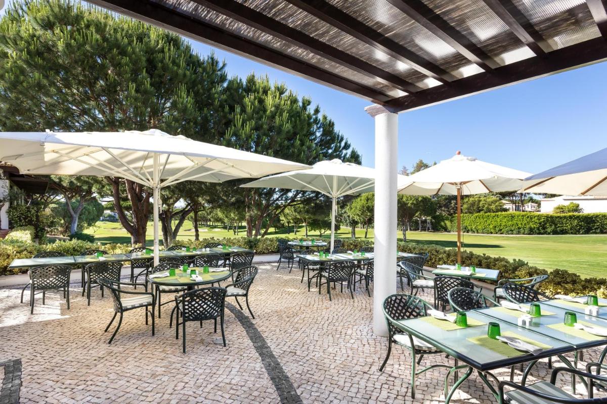 Um jardim no exterior de Pine Cliffs Hotel, a Luxury Collection Resort, Algarve