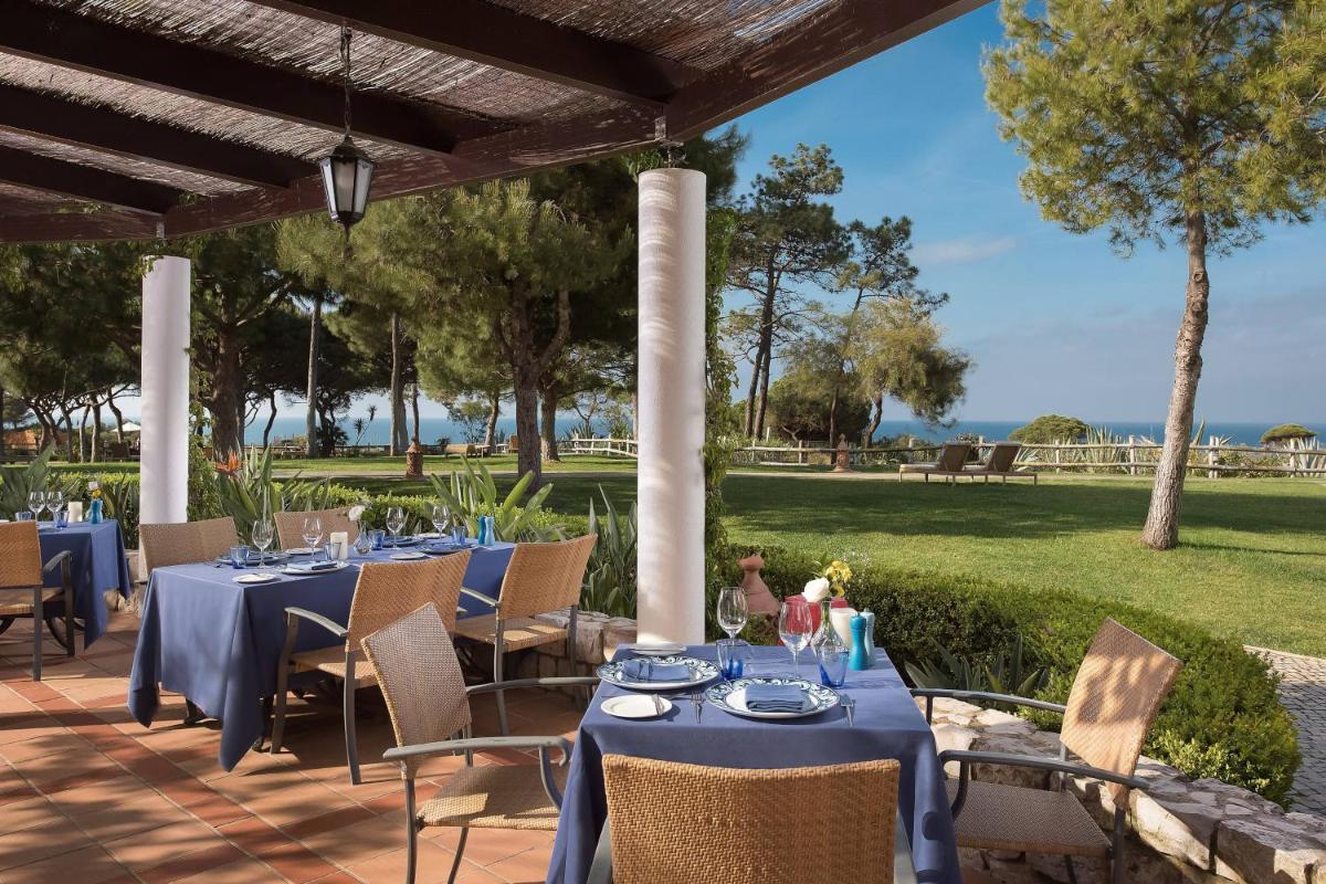 Um jardim no exterior de Pine Cliffs Hotel, a Luxury Collection Resort, Algarve