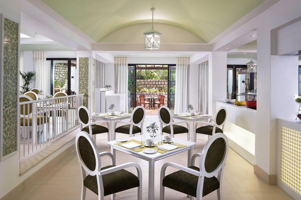 Uma área de estar em Pine Cliffs Hotel, a Luxury Collection Resort, Algarve