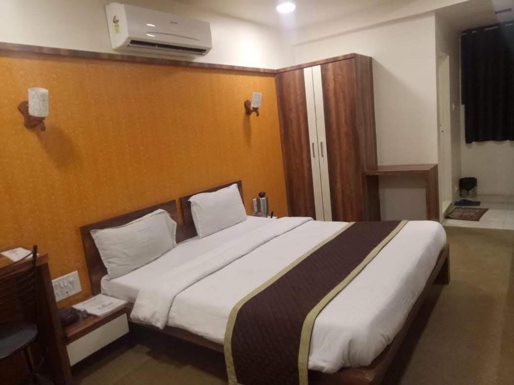 HOTEL PLATINUM - Housity