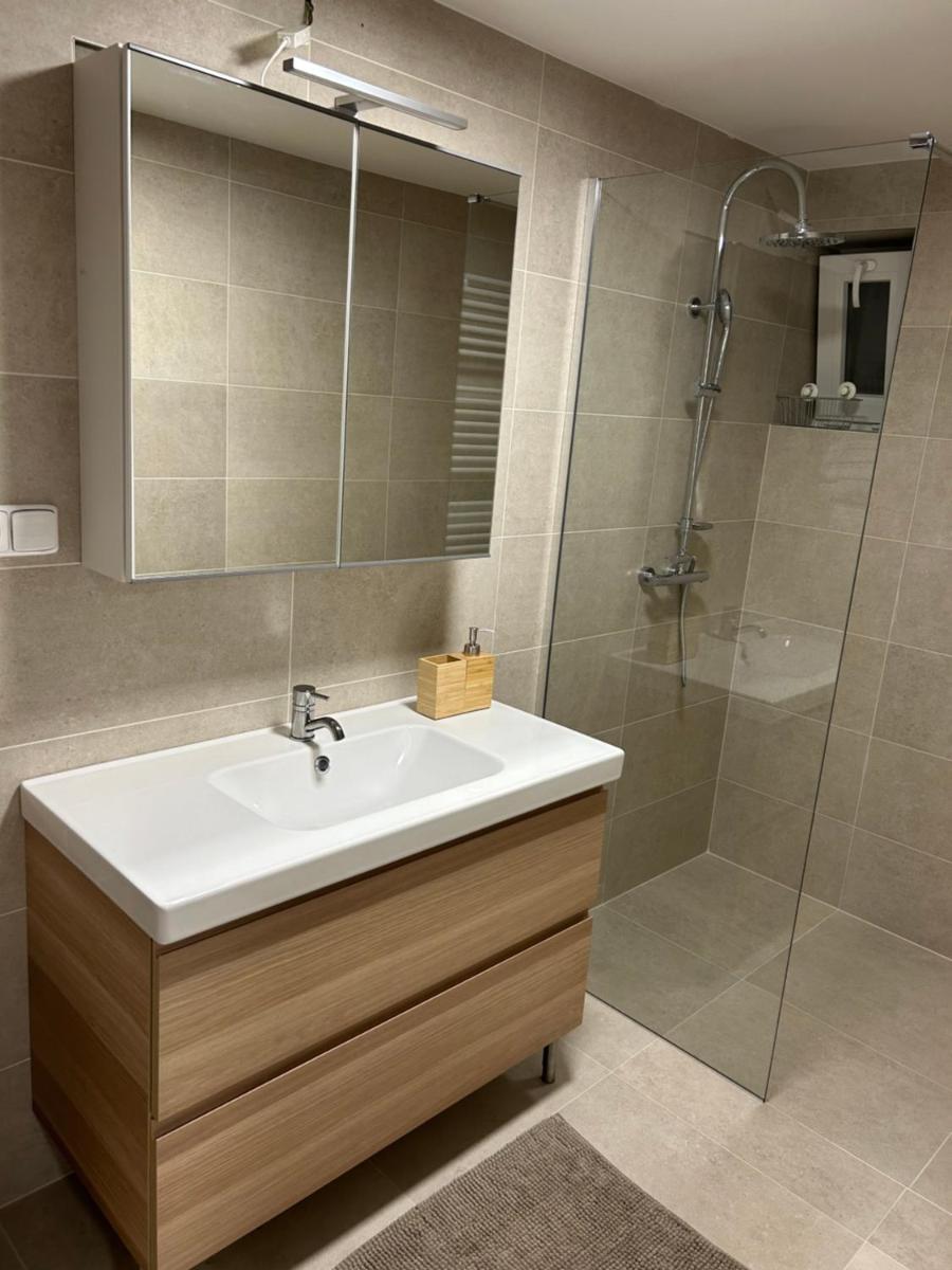 Red Travel Apartment - Housity