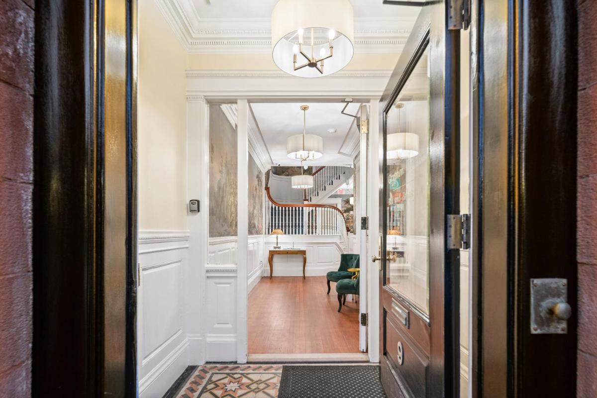 Charlesgate Suites - Housity
