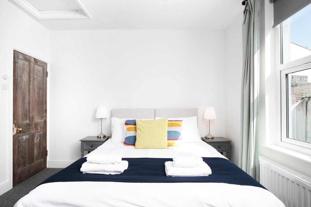Sandbed House - Sleeps 4 to 6 - Housity