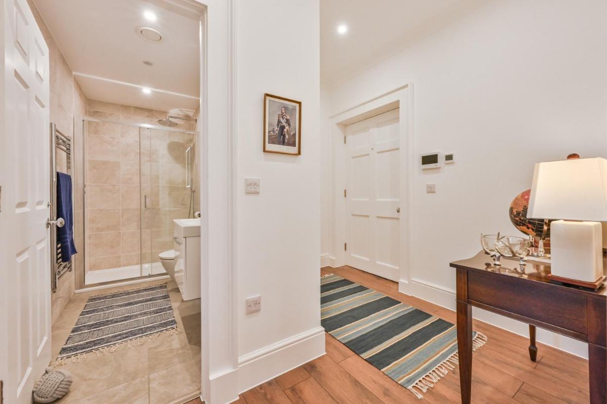9 Admiralty House Stunning Luxury Apartment with free parking - Housity