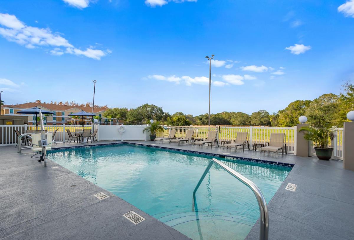 SPOT X Hotel Tampa - Wesley Chapel by The Red Collection - Housity