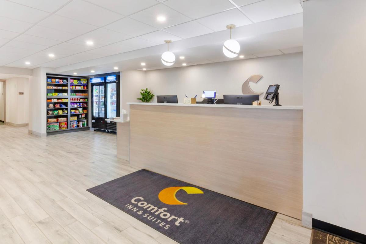 Comfort Inn & Suites Beaver Dam - Housity