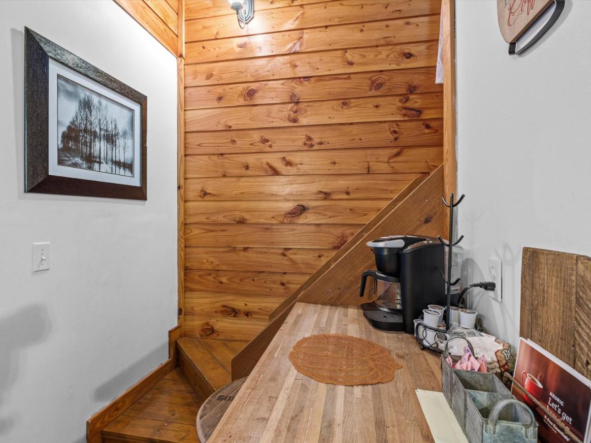 Nolin Cabin Experience w/ Hot Tub - Housity