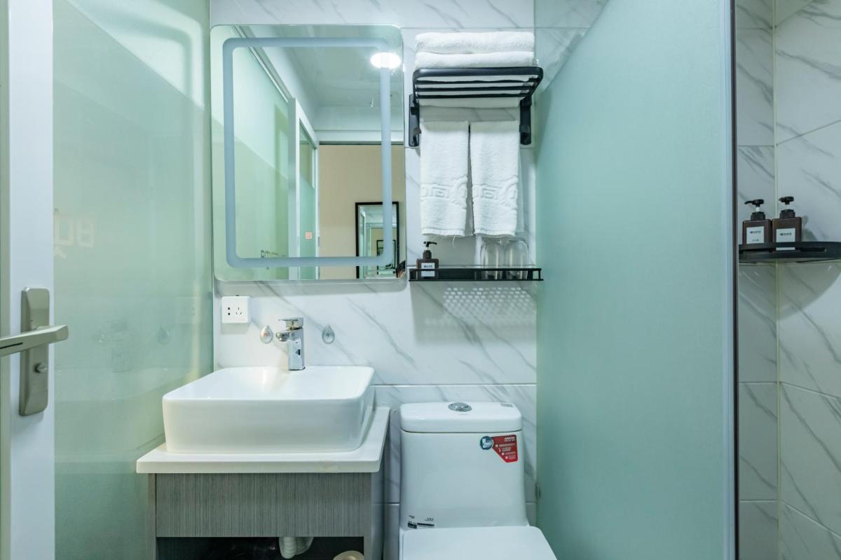Happy Dragon Alley Hotel-In the city center with big window&free coffe laundry Fluent English speaking,Tourist attractions ticket service&food recommendation,Near Tian Anmen Forbiddencity,Near Lama temple,Easy to walk to NanluoAlley&Shichahai - Housity