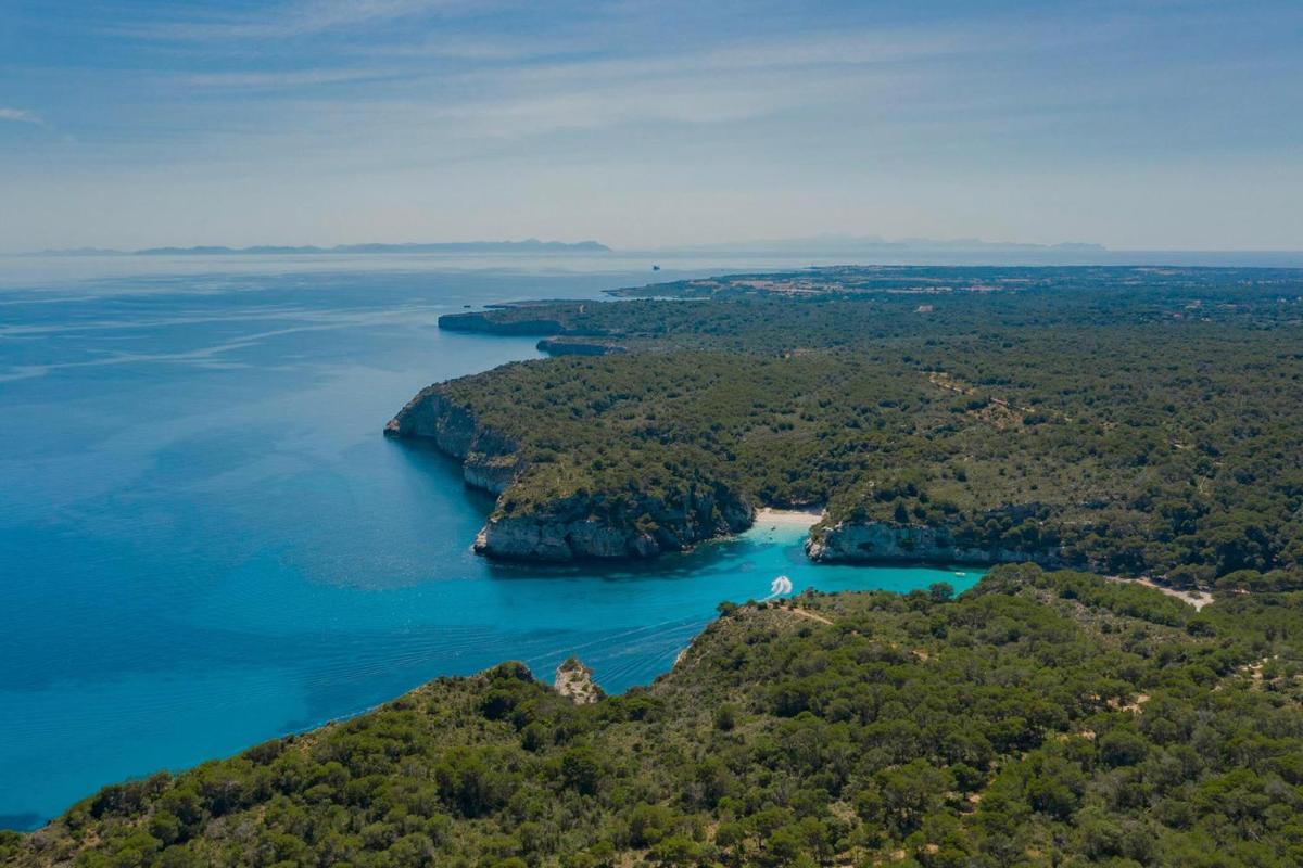una isla en medio de un cuerpo de agua en Can Araya, en Ciutadella