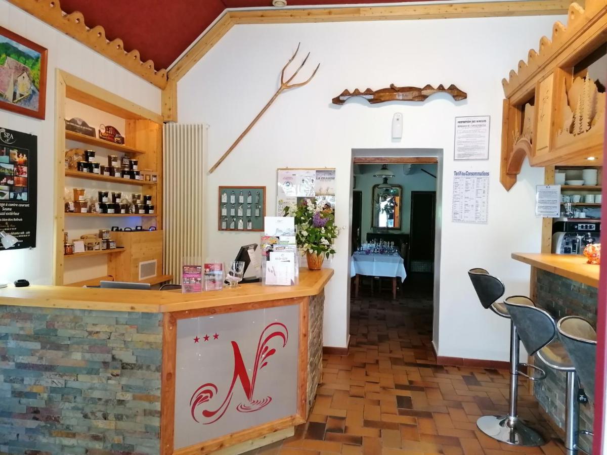 Salon ou bar de l'établissement La Neyrette