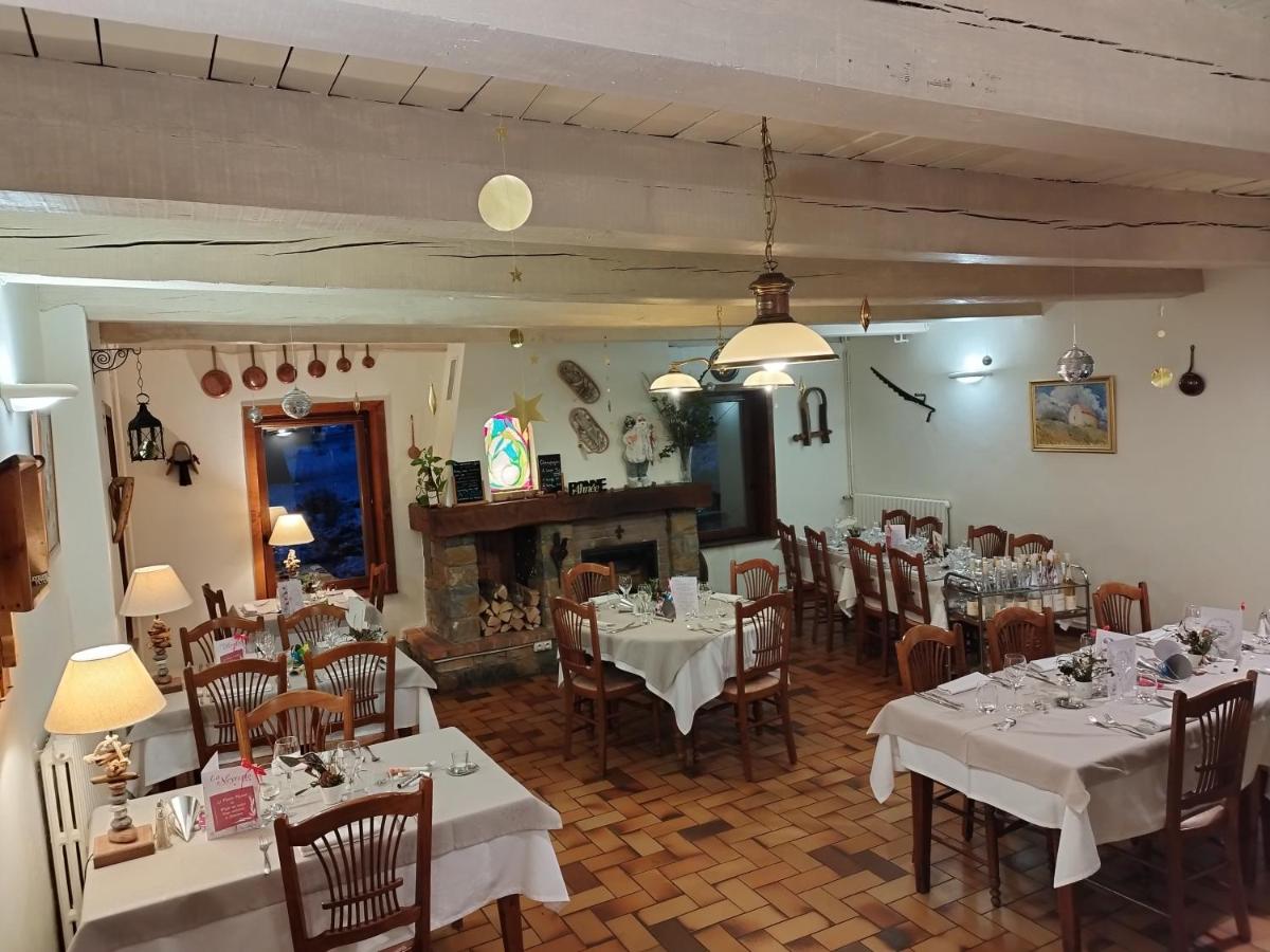 Restaurant ou autre lieu de restauration dans l'établissement La Neyrette