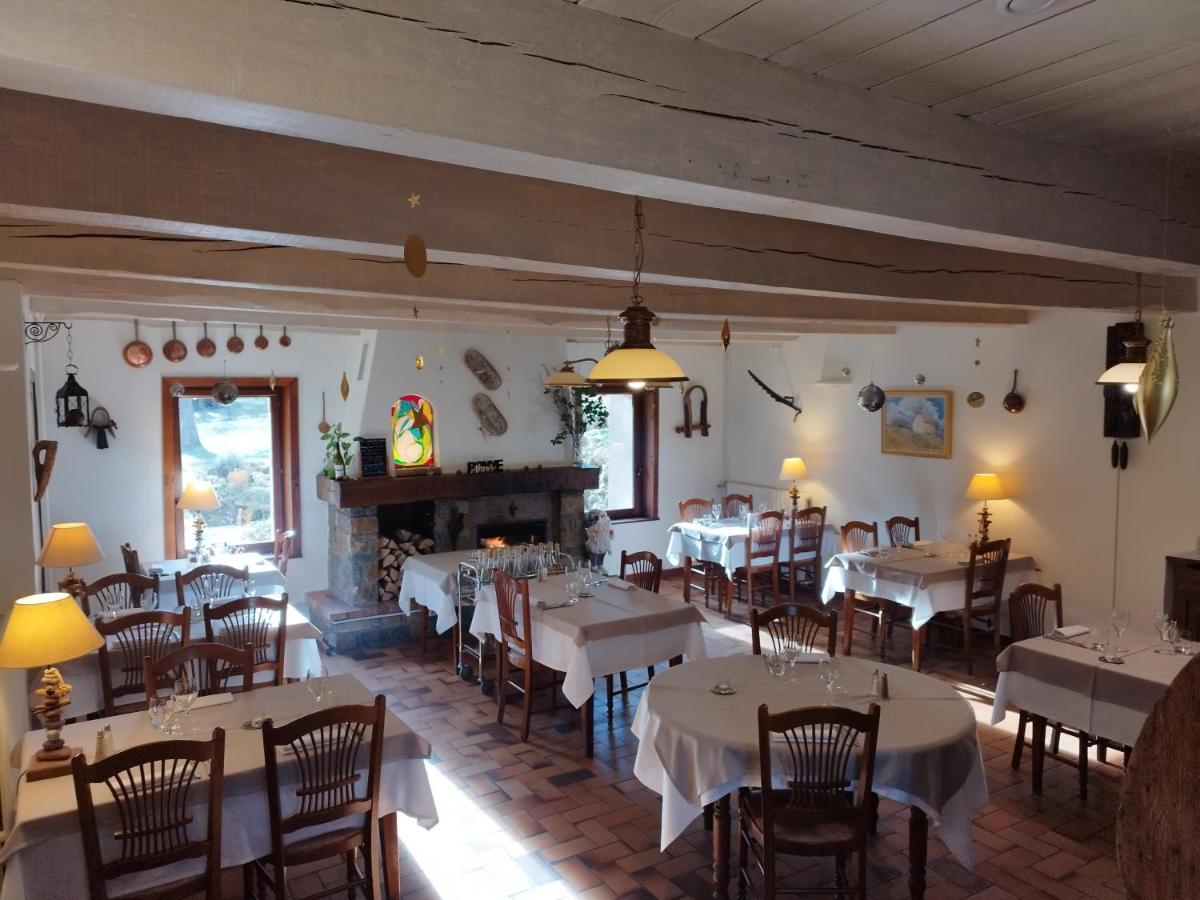 Restaurant ou autre lieu de restauration dans l'établissement La Neyrette
