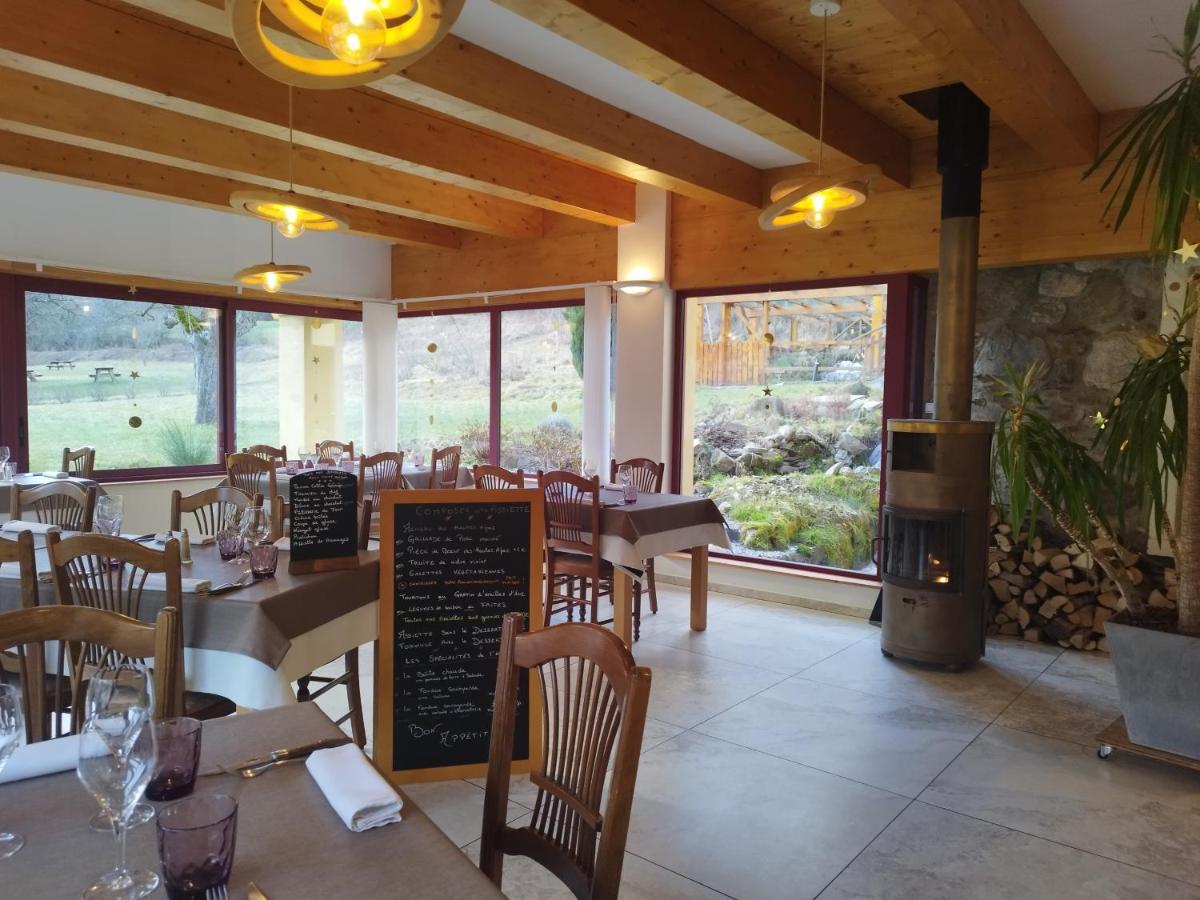 Restaurant ou autre lieu de restauration dans l'établissement La Neyrette