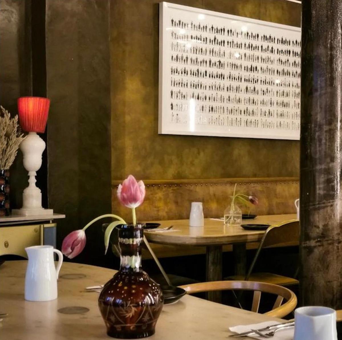 Restaurant ou autre lieu de restauration dans l'établissement Hôtel La Nouvelle République & Hammam