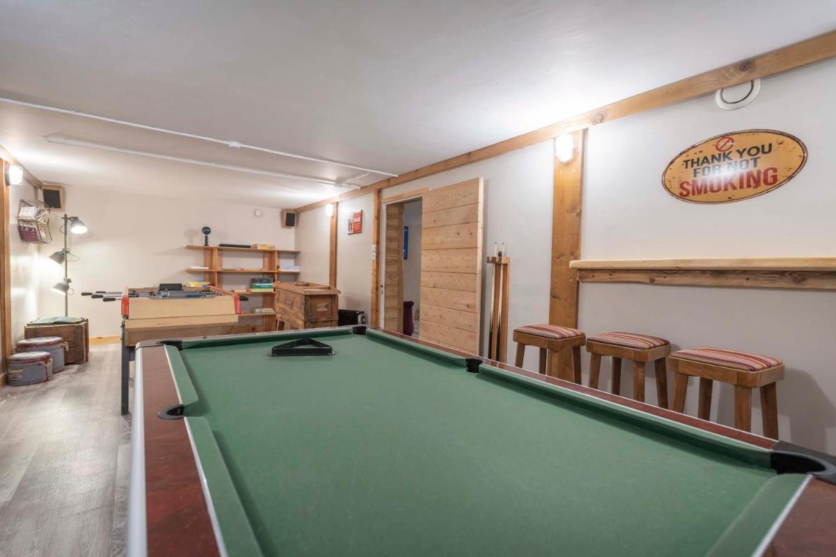 Billard dans l'établissement Logis Hôtel Les Peupliers
