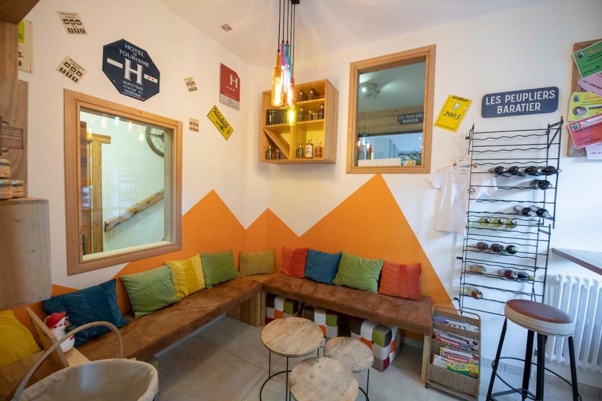 Coin salon dans l'établissement Logis Hôtel Les Peupliers
