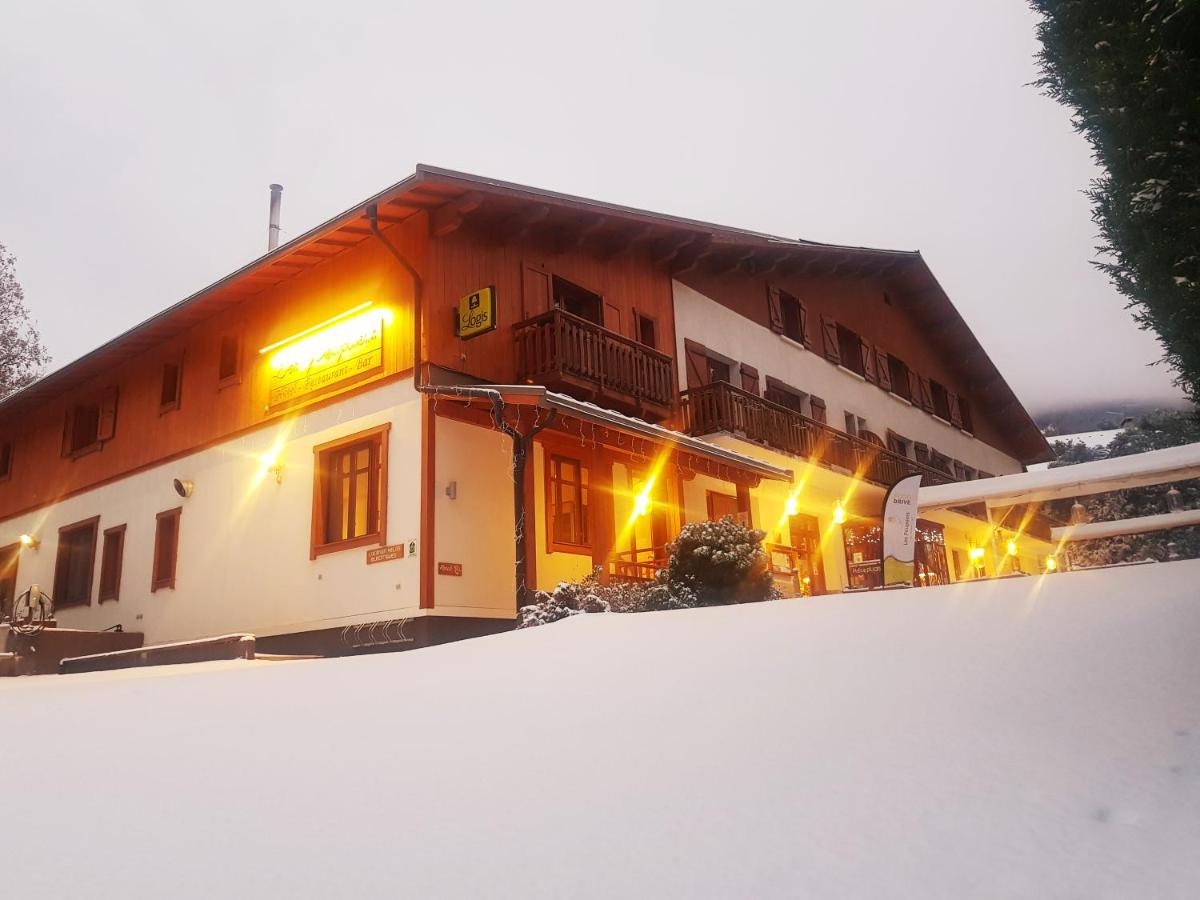 L'établissement Logis Hôtel Les Peupliers en hiver
