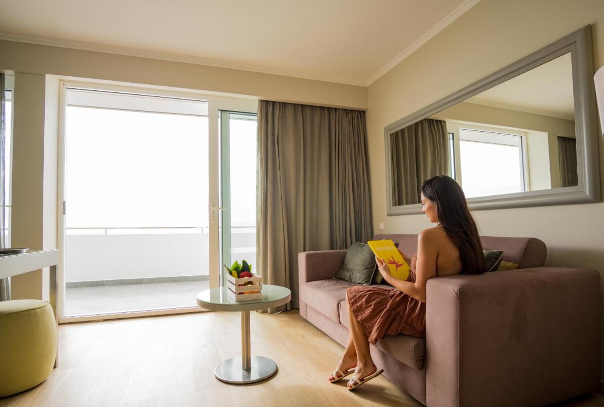 Uma área de estar em Hotel Orca Praia