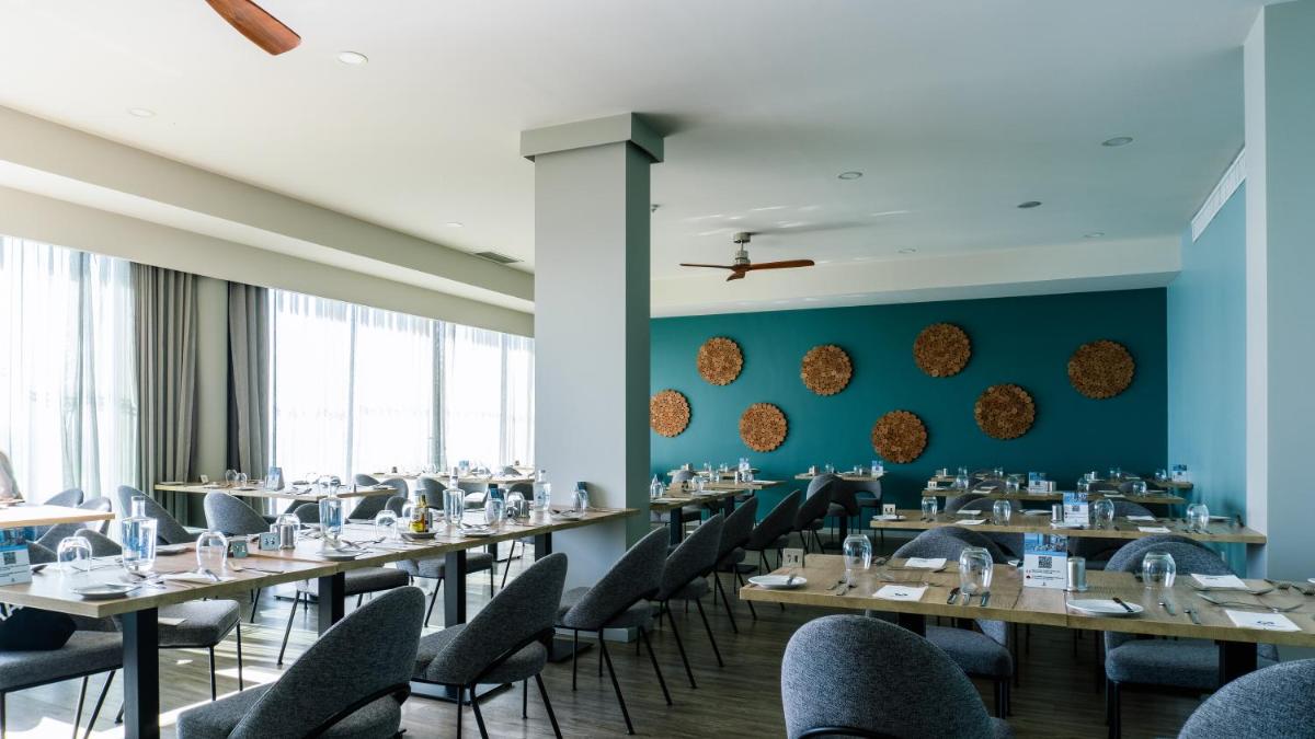 Um restaurante ou outro lugar para comer em Hotel Orca Praia