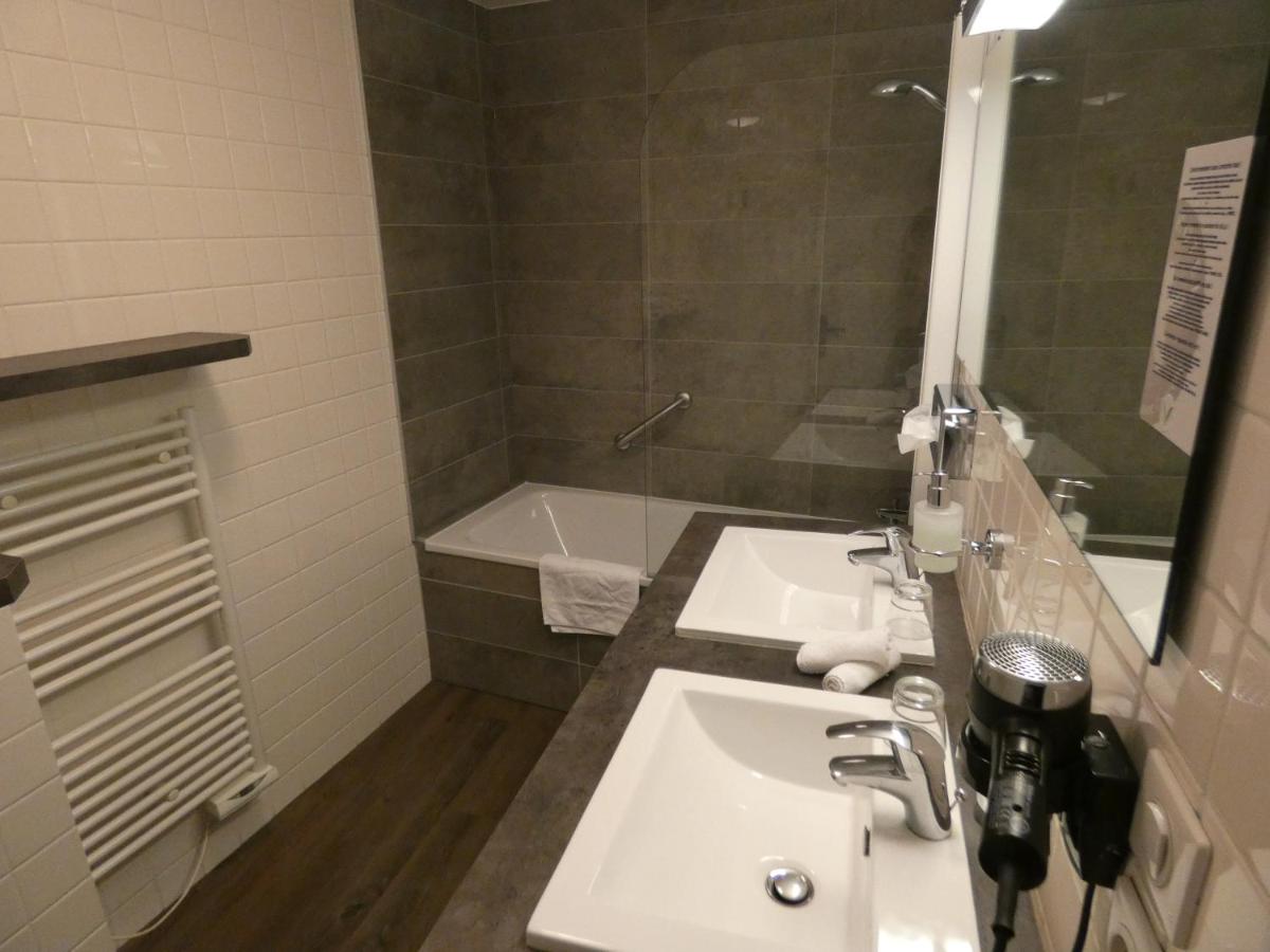Salle de bains dans l'établissement Hôtel des Princes, Chambéry Centre