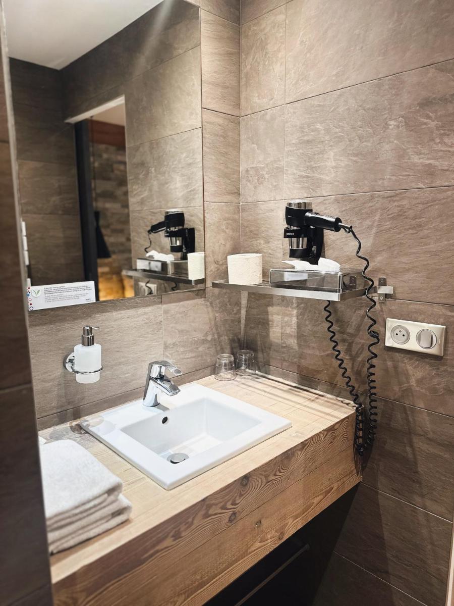 Salle de bains dans l'établissement Hôtel des Princes, Chambéry Centre