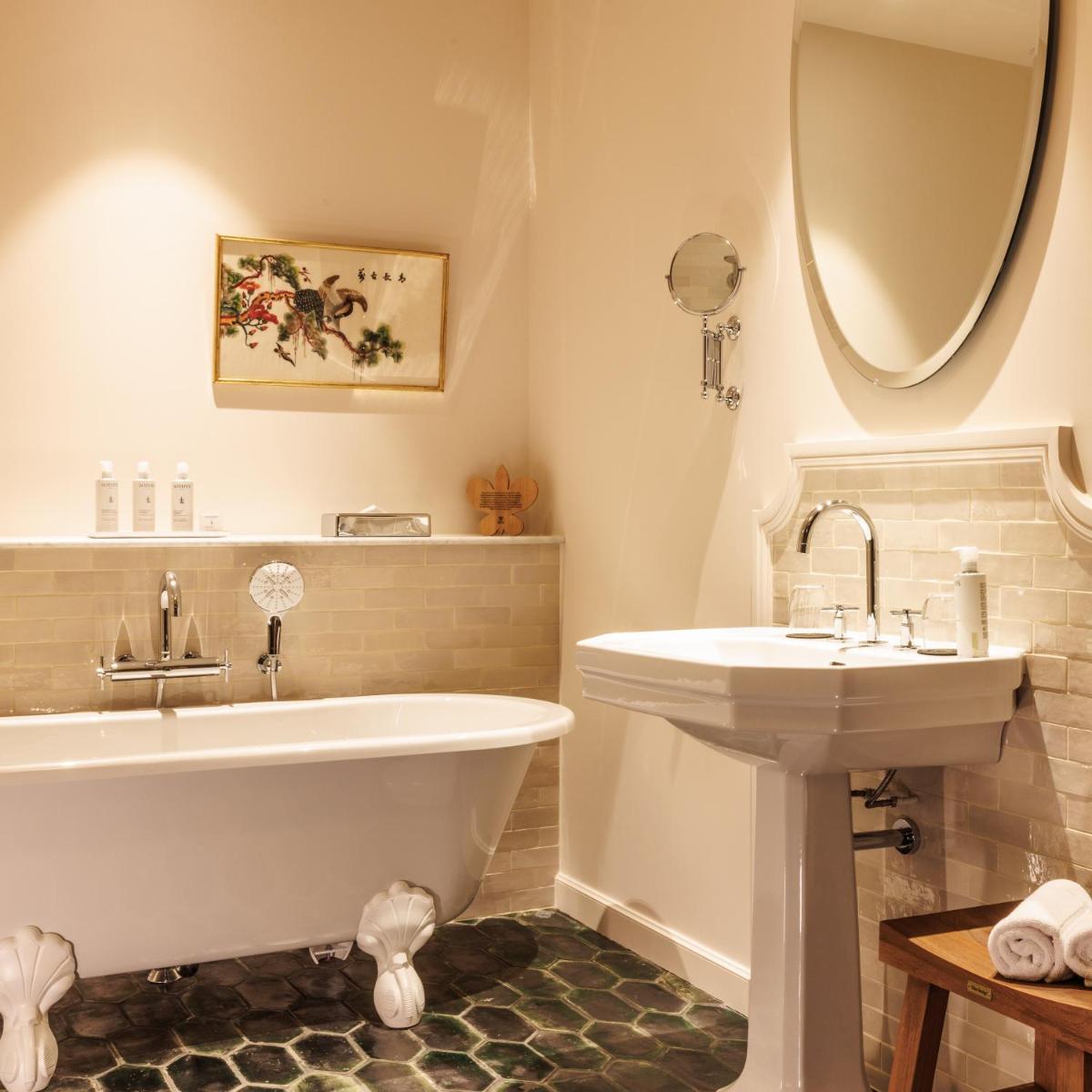 Salle de bains dans l'établissement Domaine de Locguénolé & Spa - Relais & Chateaux Salle de bains dans l'établissement Domaine de Locguénolé & Spa - Relais & Chateaux