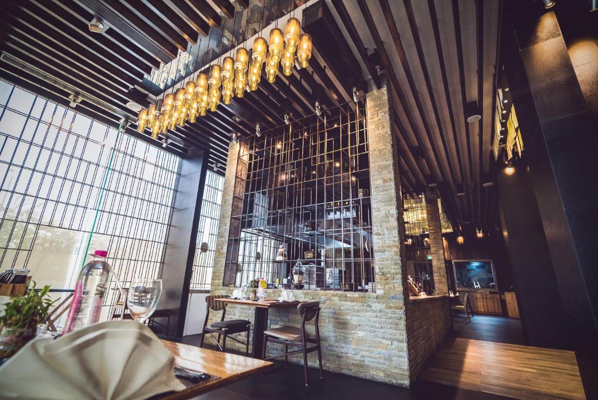 a restaurant with a brick wall and a table at Holiday Inn Jaipur City Centre by IHG in Jaipur a restaurant with a brick wall and a table at Holiday Inn Jaipur City Centre by IHG in Jaipur