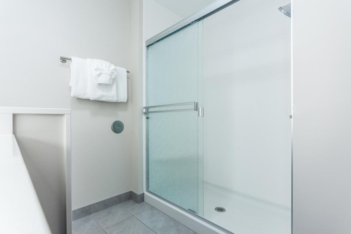 Holiday Inn Express & Suites - Rice Lake, an IHG Hotel - Housity
