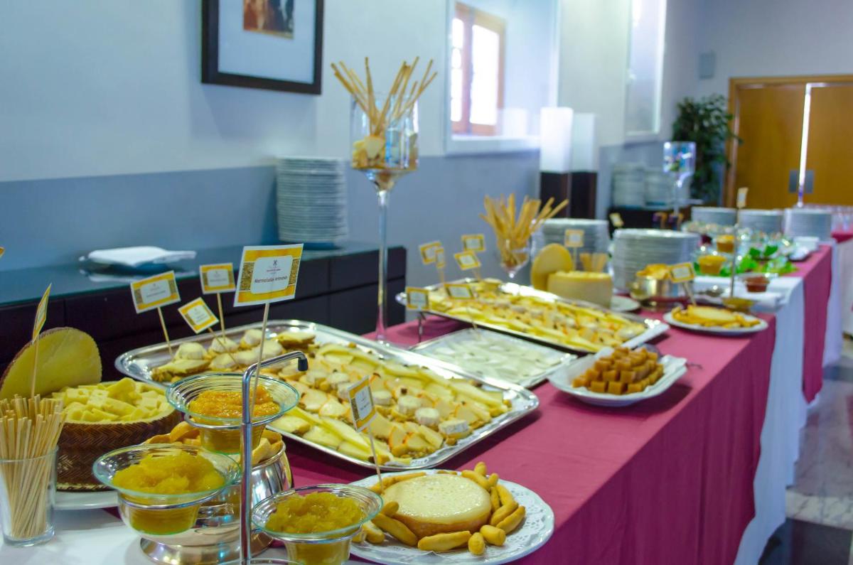 Comida en o cerca de este hotel