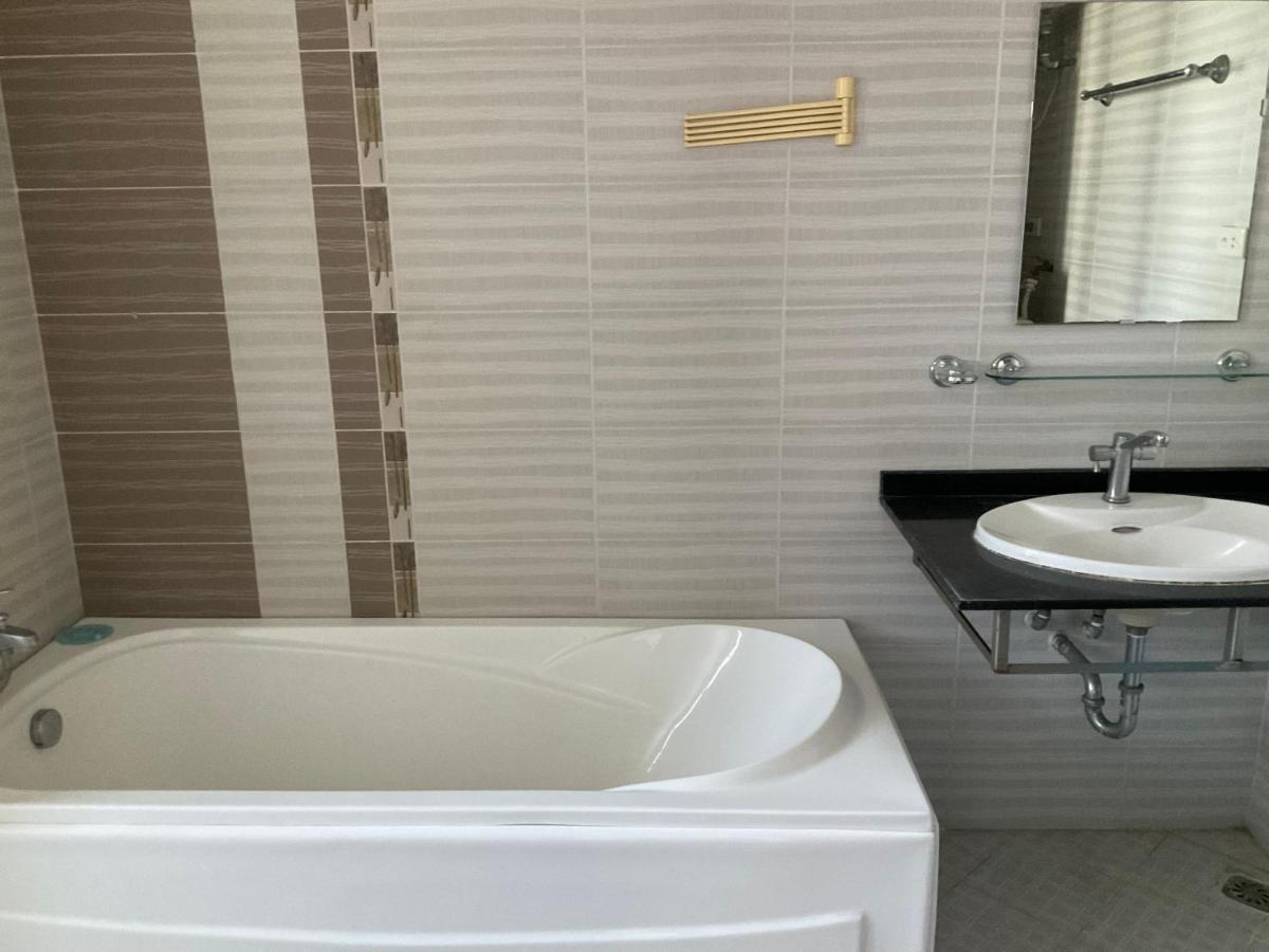 Westlake Tay Ho Hotel 696 Lạc Long Quân - Housity