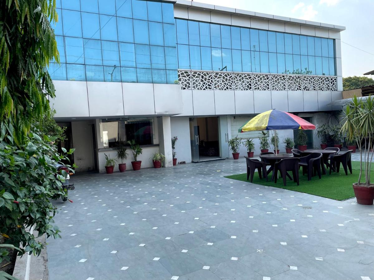 MALAYA HOUSE --Couples, Family, Corporate Favorite-- Near BMC Chowk ICONIC Mall - Housity