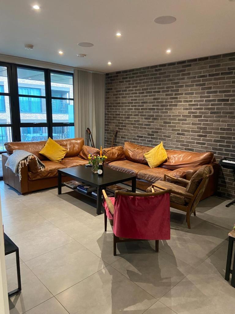 Luxury Ensuite Room with Balcony - Housity