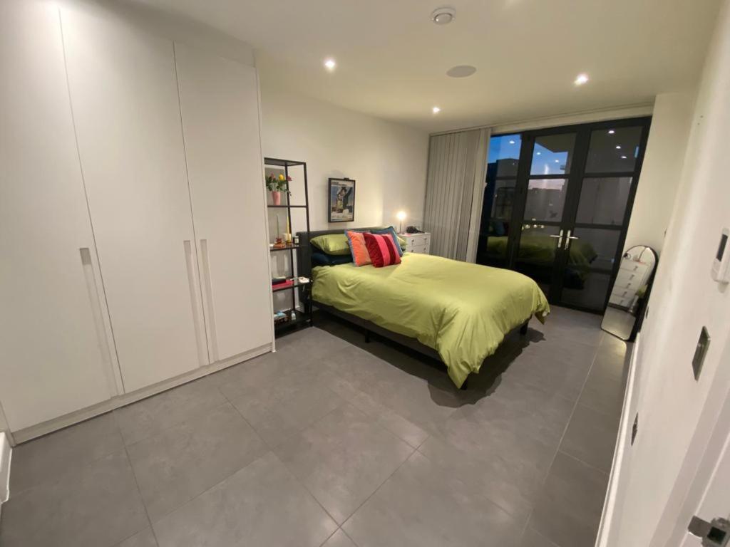 Luxury Ensuite Room with Balcony - Housity