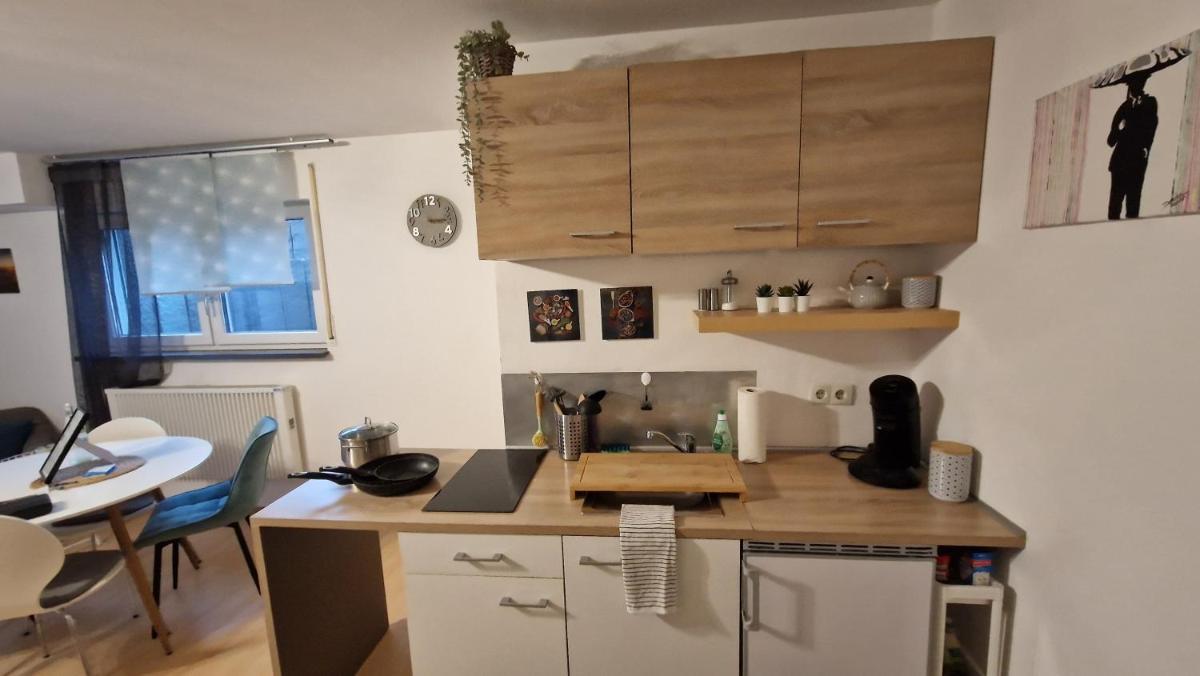 Schöne Souterrain Wohnung (WLAN/Parken kostenlos) - Housity