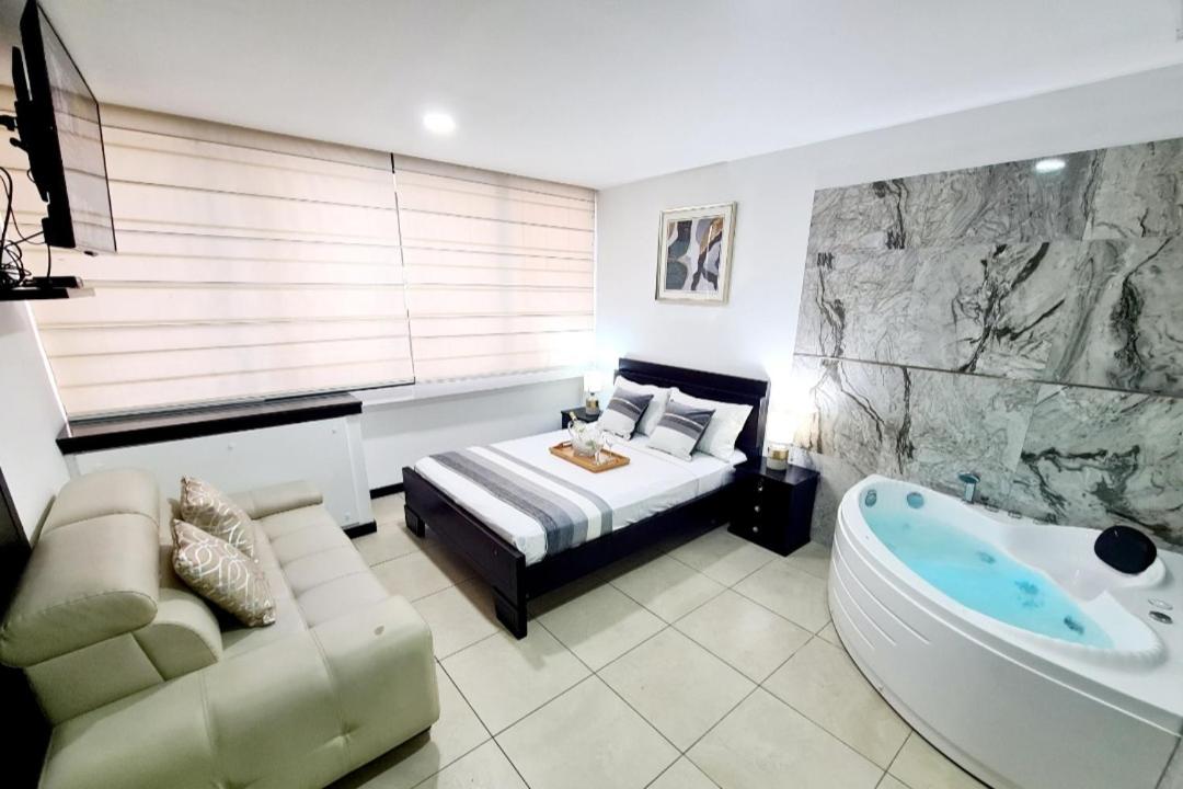 Ecusuites Habitación VIP con Jacuzzi Hidro - Housity