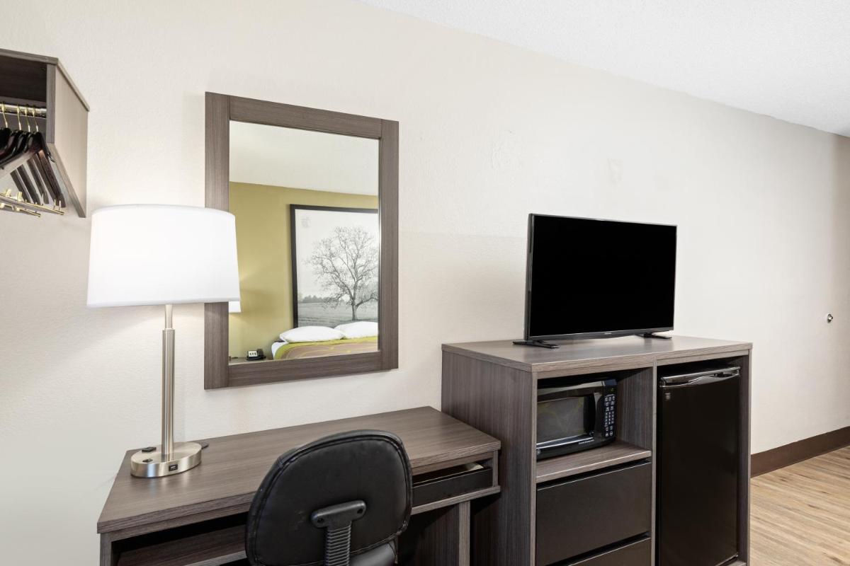 Super 8 by Wyndham Johnson City - Housity