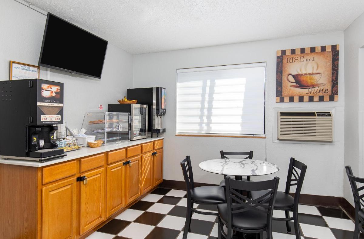 Super 8 by Wyndham Johnson City - Housity