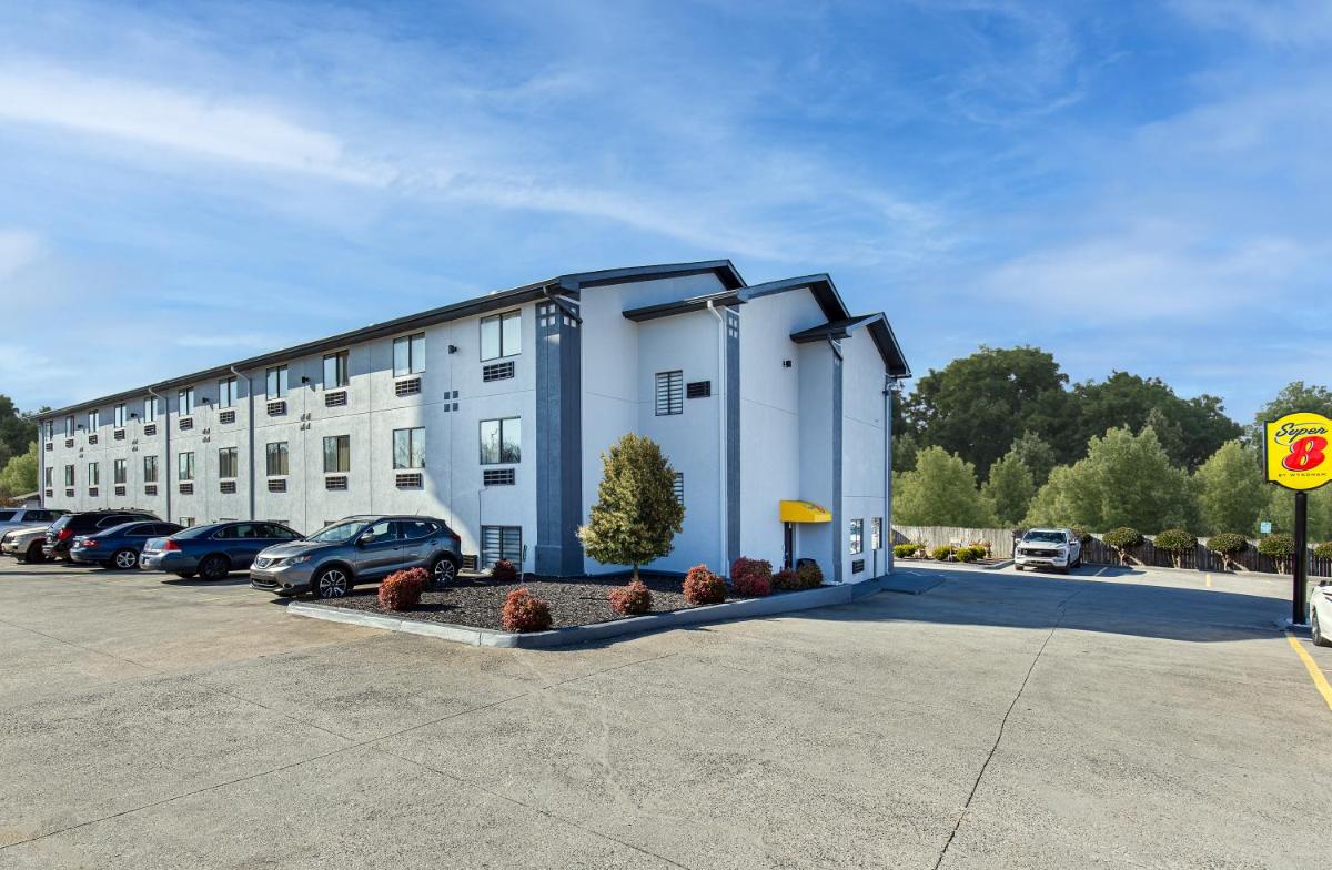 Super 8 by Wyndham Johnson City - Housity