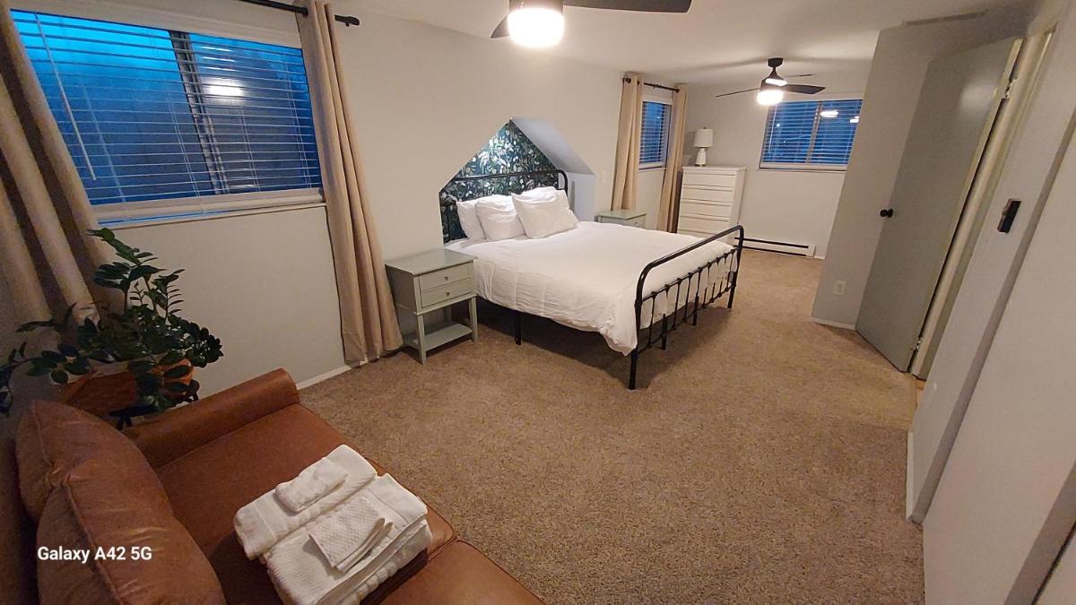 The Meeker House (Charming 3/4 Bedroom Home) - Housity