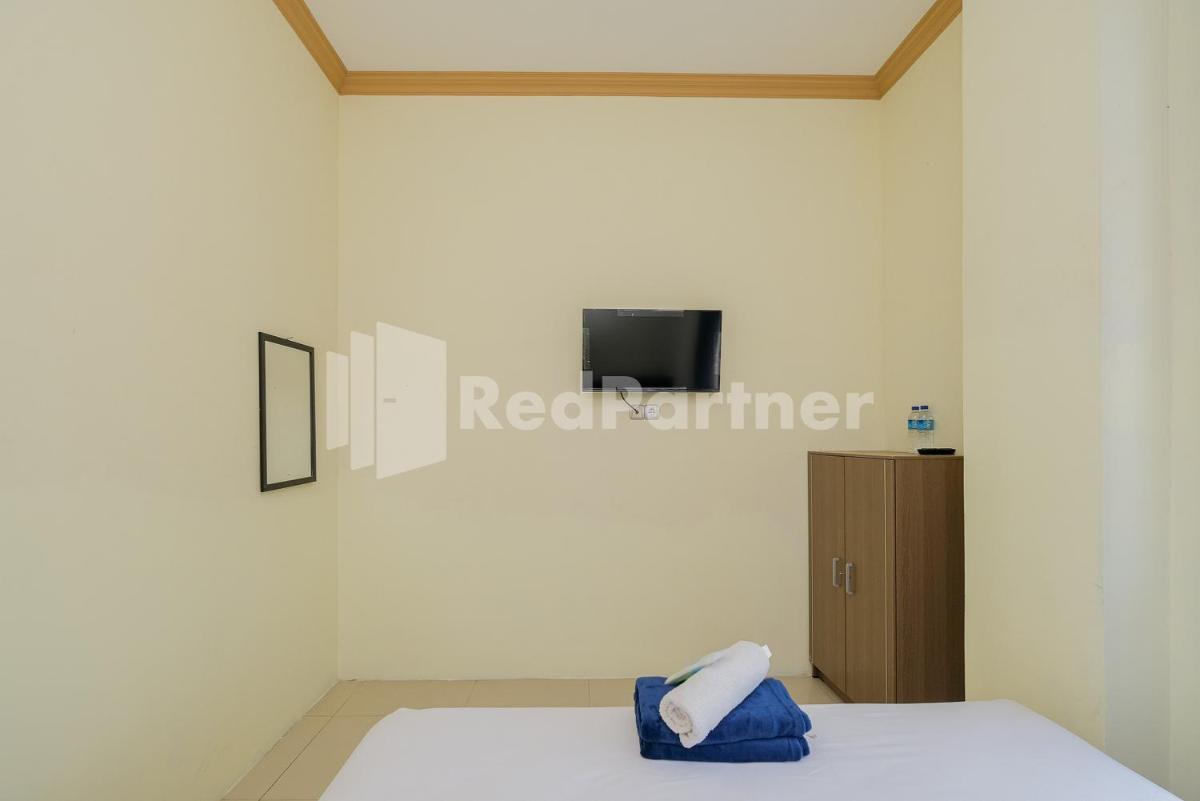 Grand Kencana Guesthouse near Wisata Bahari Lamongan Mitra RedDoorz - Housity