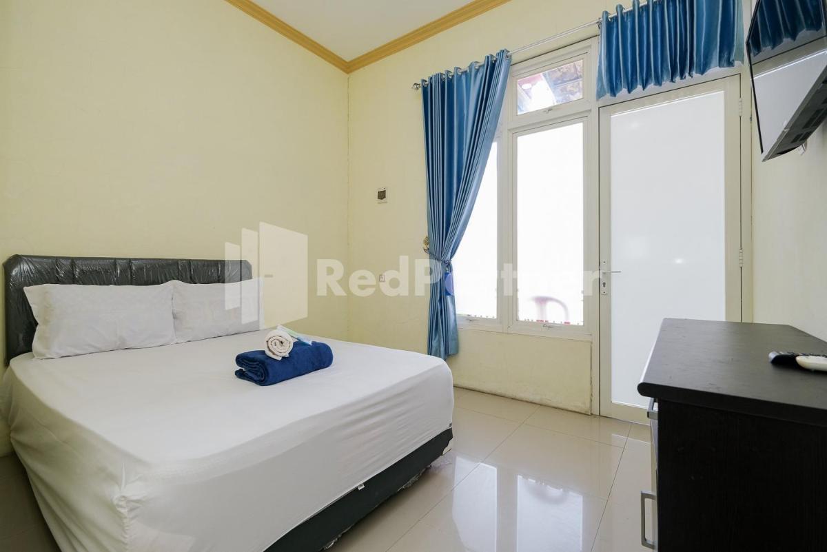 Grand Kencana Guesthouse near Wisata Bahari Lamongan Mitra RedDoorz - Housity