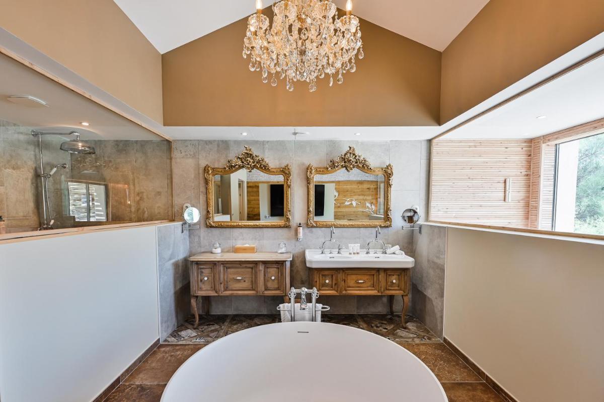 Salle de bains dans l'établissement Le Hameau Des Pesquiers Ecolodge & Spa, Curio Collection By Hilton