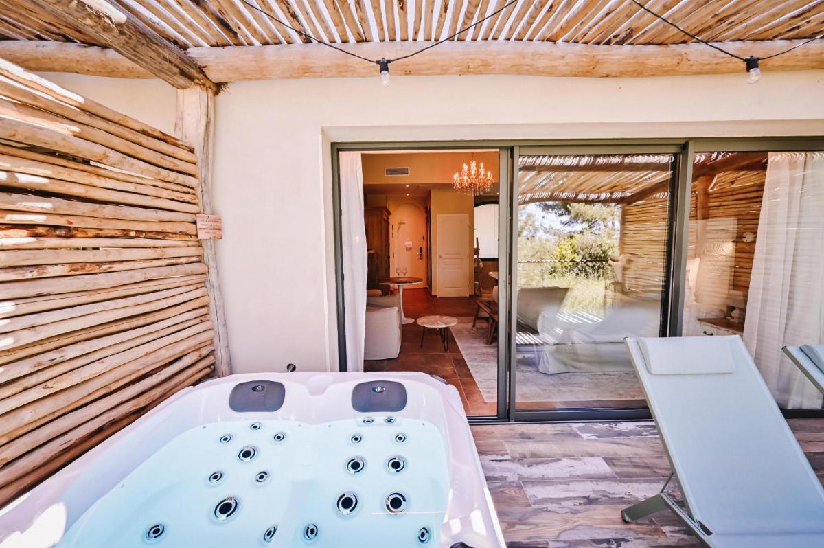 Photo de la galerie de l'établissement Le Hameau Des Pesquiers Ecolodge & Spa, Curio Collection By Hilton, à Hyères