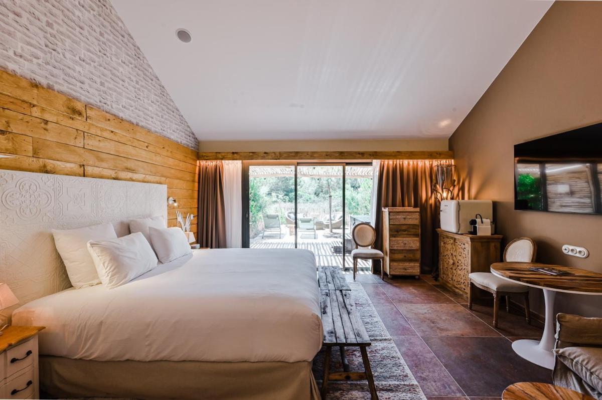 Un ou plusieurs lits dans un hébergement de l'établissement Le Hameau Des Pesquiers Ecolodge & Spa, Curio Collection By Hilton