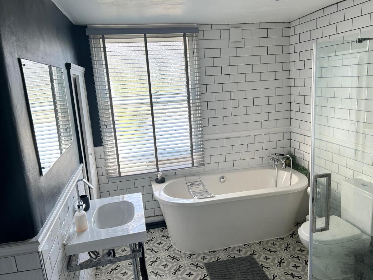 London 2 Bedrooms with Private Garden Apartment Walking Distance to Underground Ideal for Families - Housity