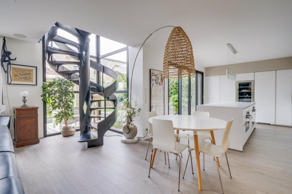 Suitetrails - Spacious Bordeaux family home with swimming pool