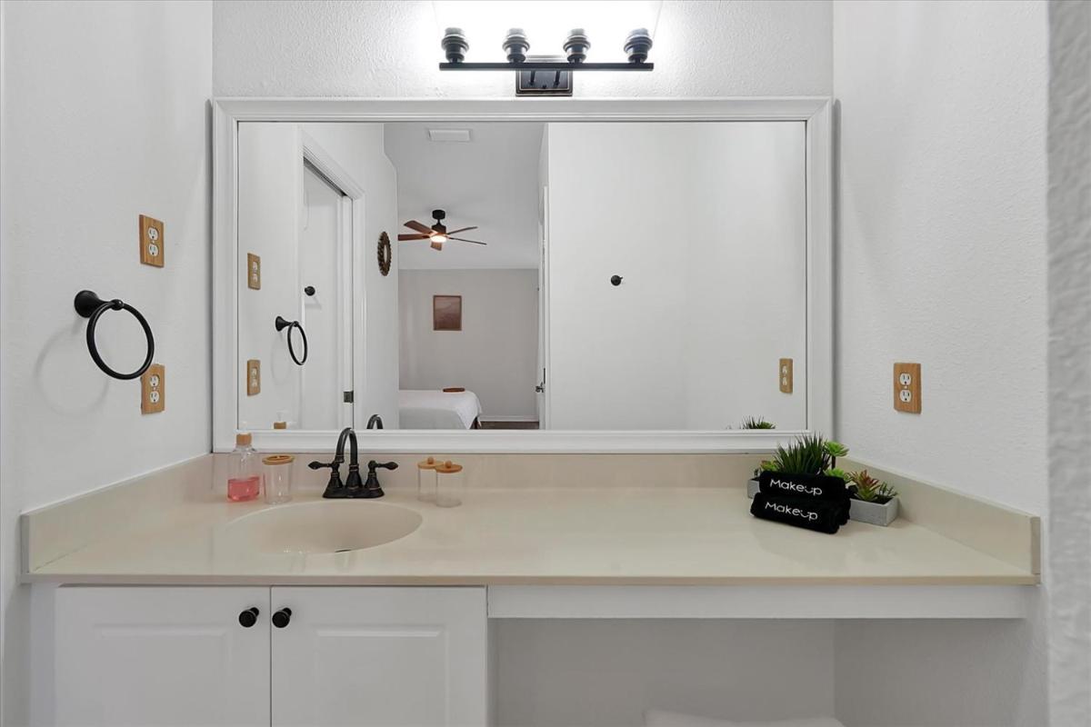 Remodeled Retreat: Tranquil Resort Oasis Near Theme Parks - Housity