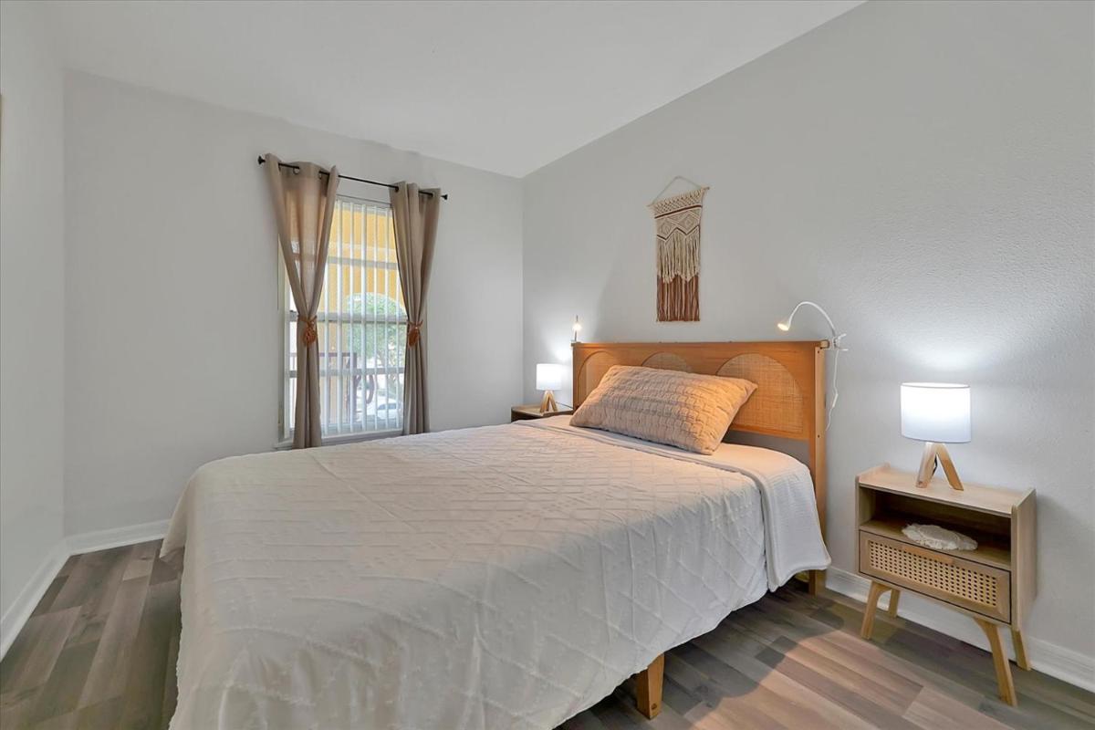 Remodeled Retreat: Tranquil Resort Oasis Near Theme Parks - Housity