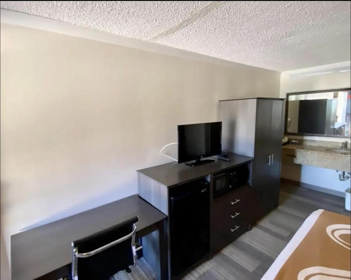 HIBISCUS Inn & Suites - Housity
